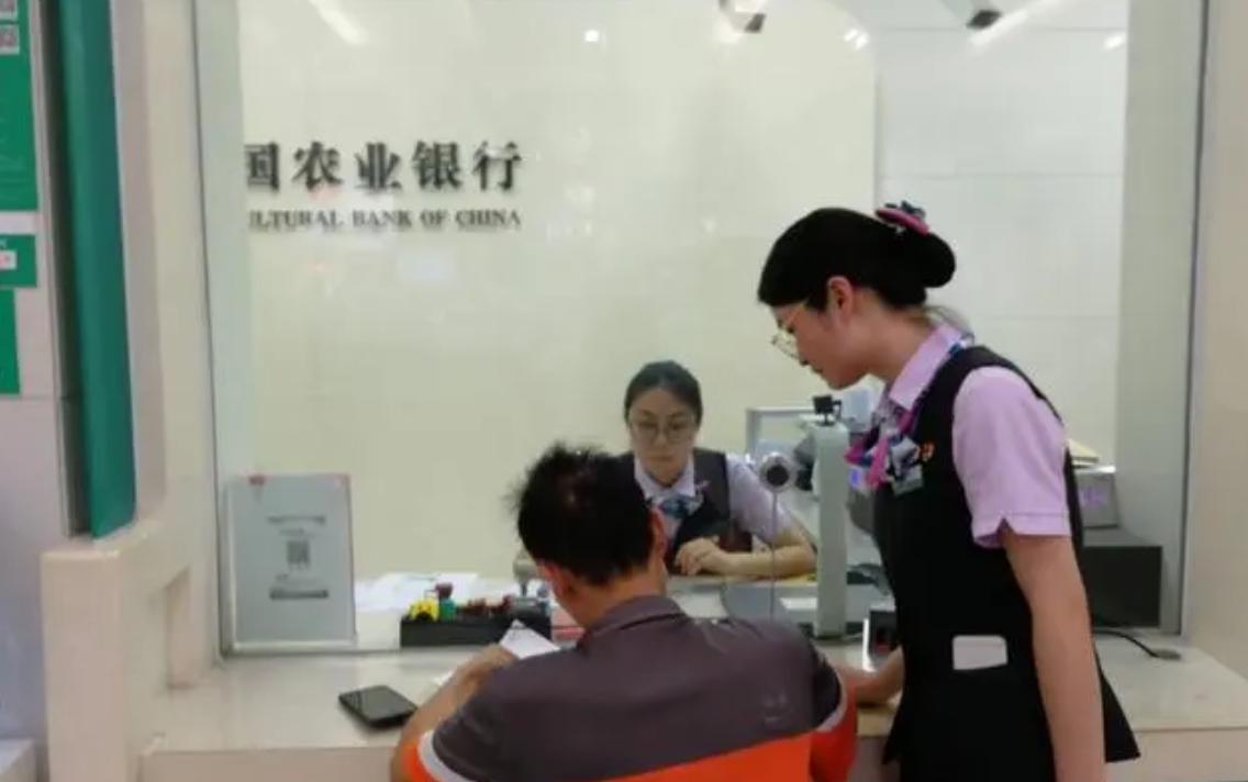 去银行办理业务，柜员总会向客户推销信用卡，为什么呢？