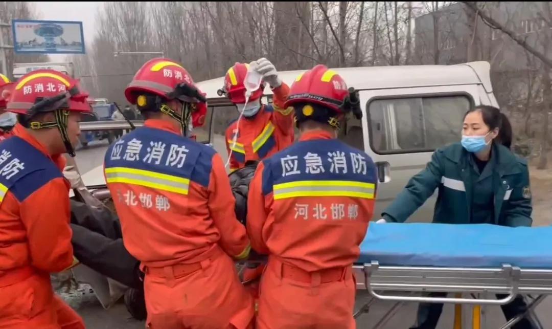 1月9日·邯郸要闻快报：公交51路优化延伸，15路恢复原线路运营；发车祸一人被困邯郸消防紧急救援