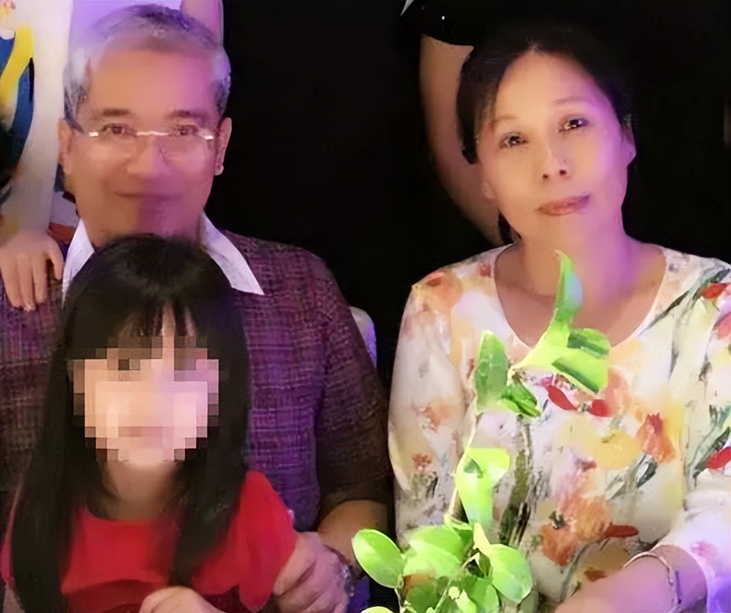 2011年，55岁的*咸平郎**爱上31岁空姐，2年后分手想让空姐赔他900万