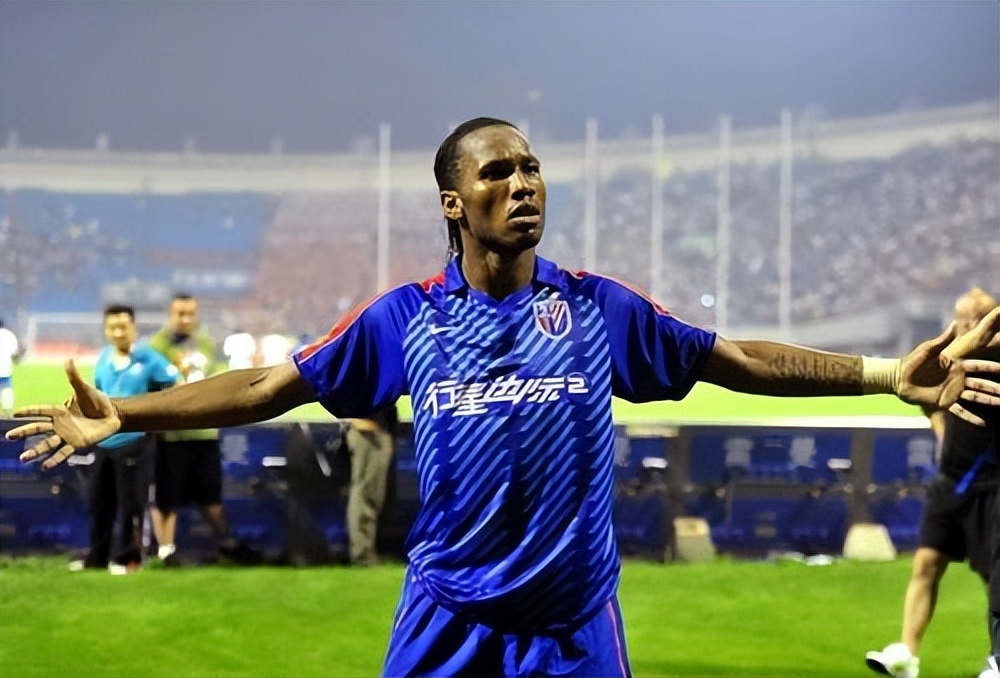 大球星也有小谦卑，德罗巴用自己身传言教，告诉人们什么叫做尊重