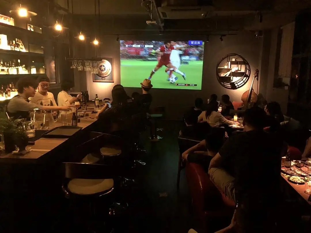 一个足球的价格是篮球的1.6倍,一个足球的价格是350元