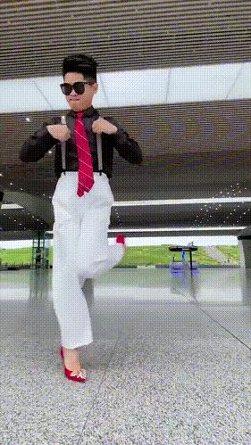 今天碰到个算命先生，不愧是大师，算的真准