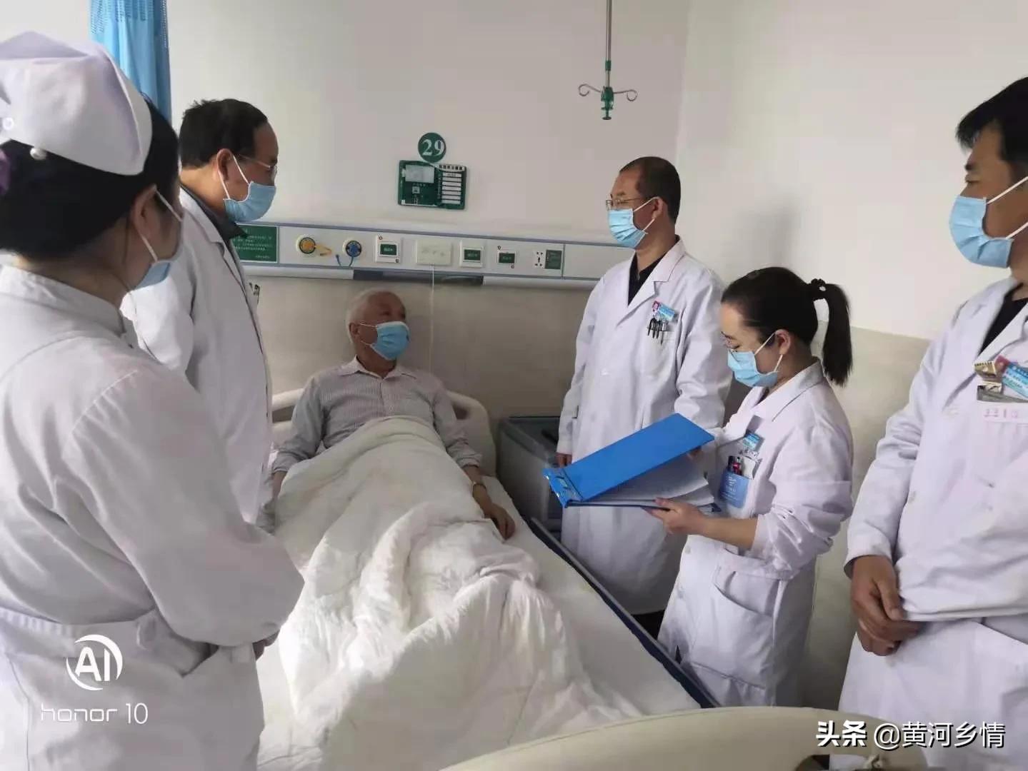 精心治疗暖人心病人感激送锦旗,宝丰县人民医院获患者感谢锦旗