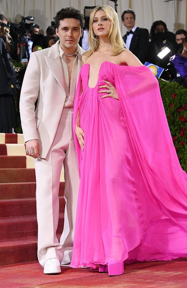 安妮海瑟薇红发造型亮相,安妮海瑟薇芭比粉色晚礼服