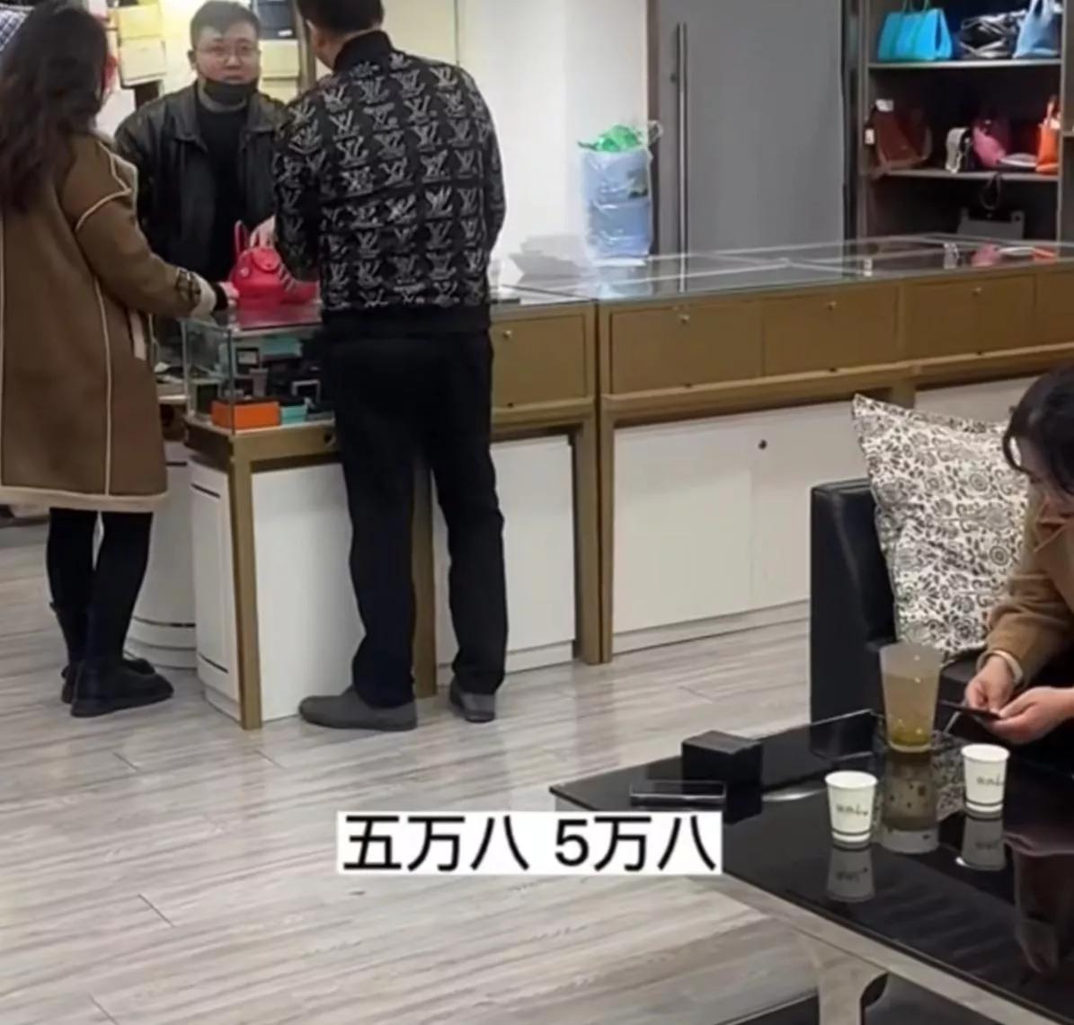 热搜上“女子花5w8买包”事件，撕开了多少人“穷精致”的遮羞布