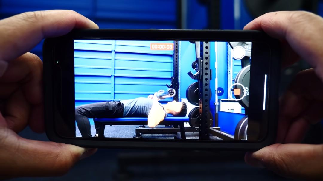 卧推200kg被砸,小伙卧推失误被锁喉过程揪心