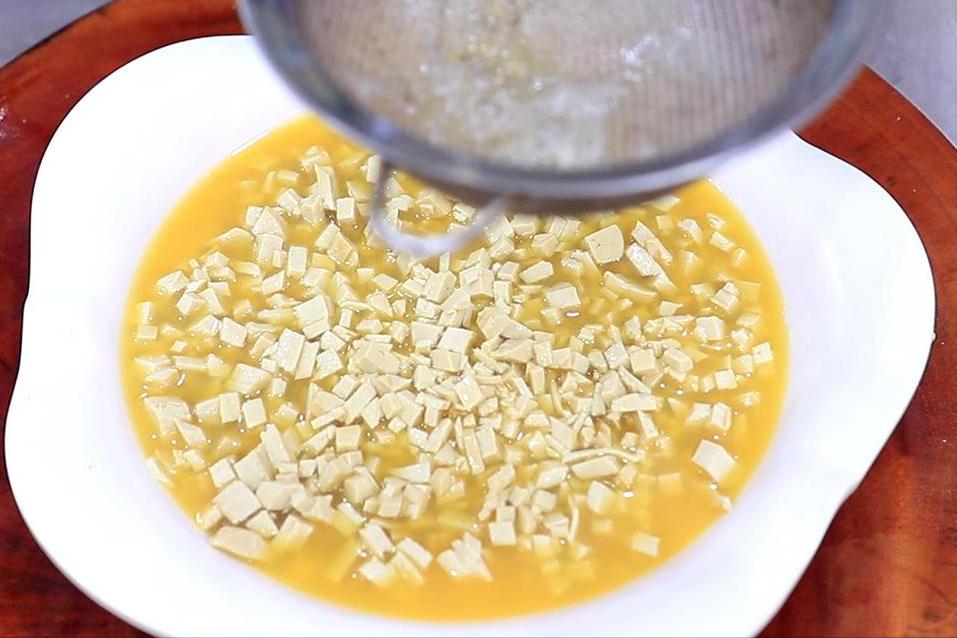 补充钙质和吃一点含钙高的食物,100克芝麻的含钙量比牛奶高多少