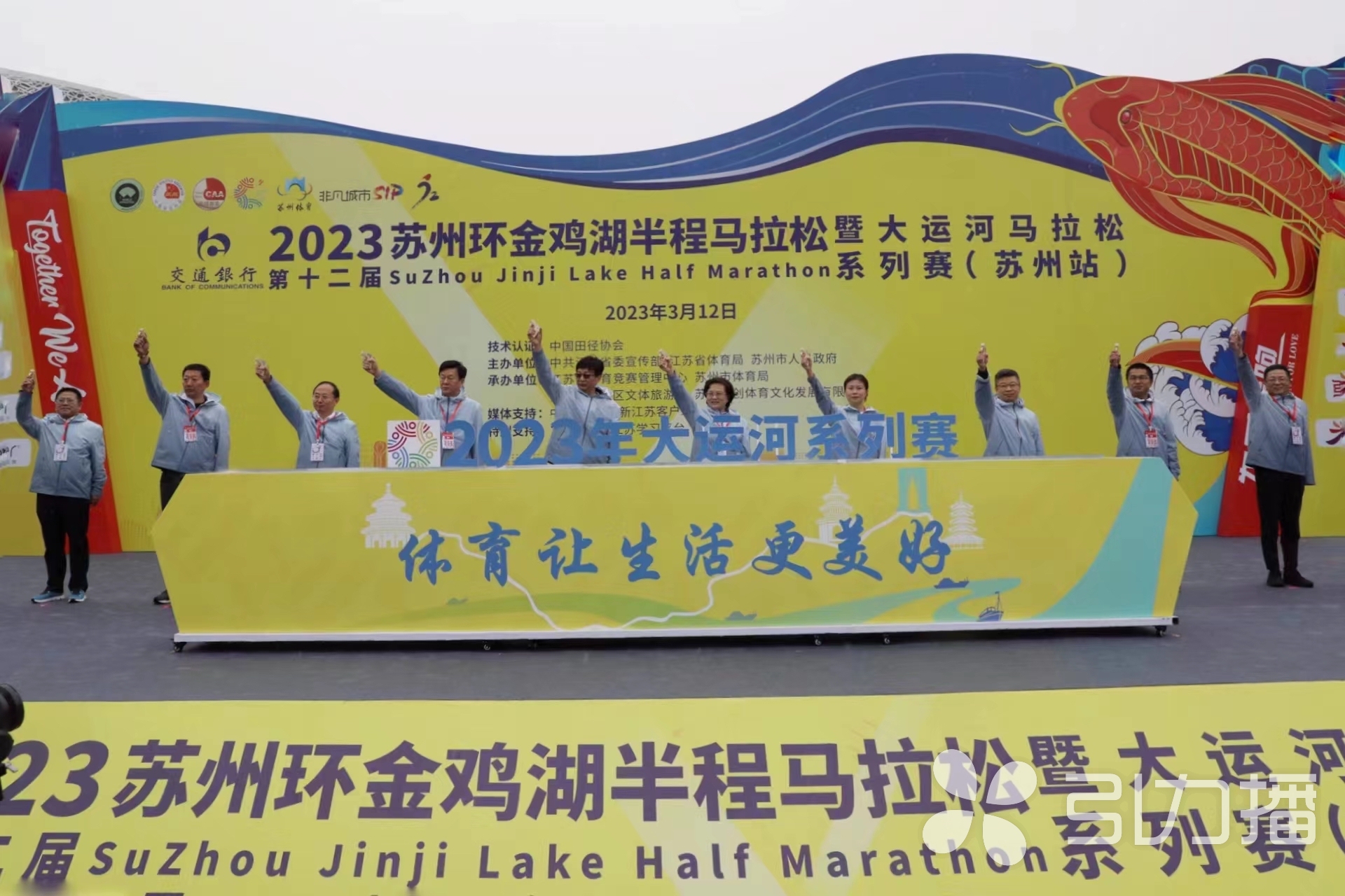 12岁“金马”雨中开跑3万人重燃城市热情