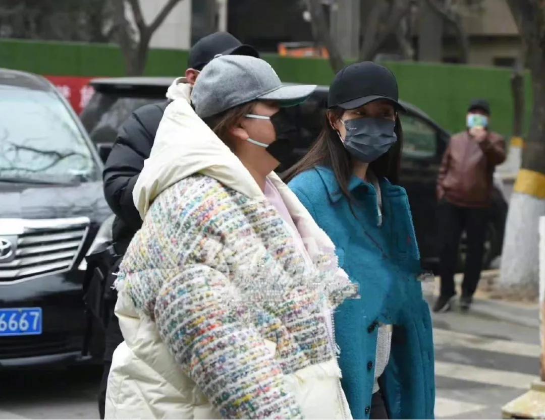 赵丽颖和张小斐同台穿的衣服,张小斐赵丽颖粉色大衣