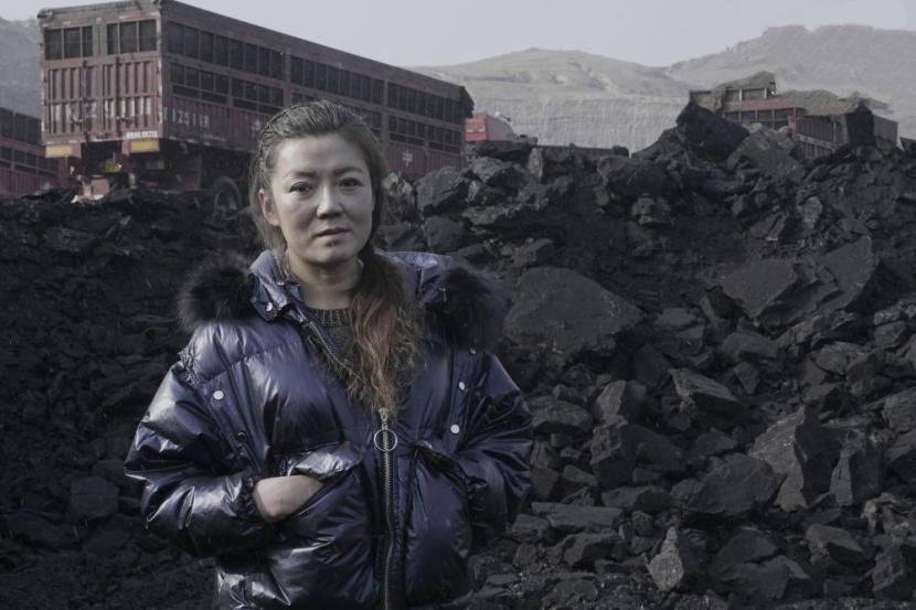 重卡女司机还债,妻子开70吨重卡为夫还债