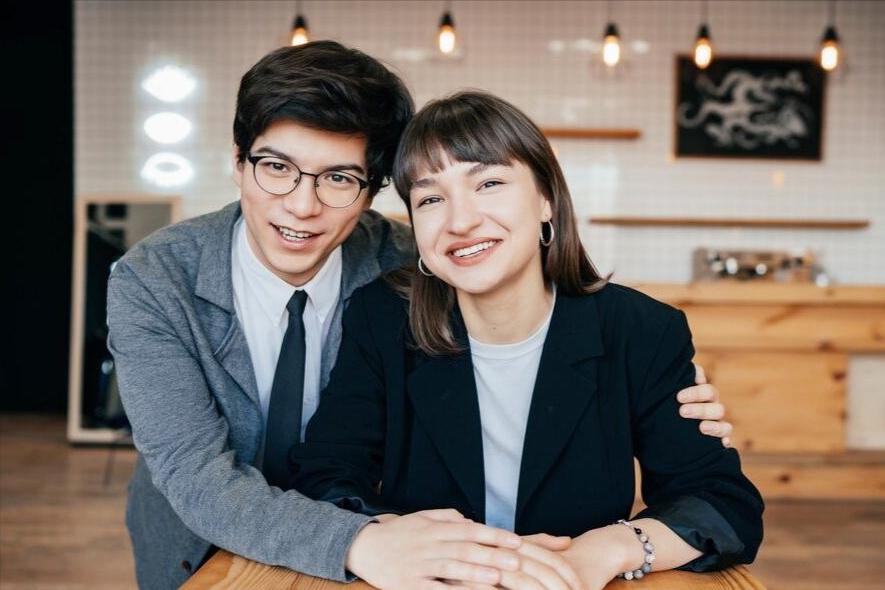 第一次帮媳妇穿衣服,第一次给老婆洗袜子