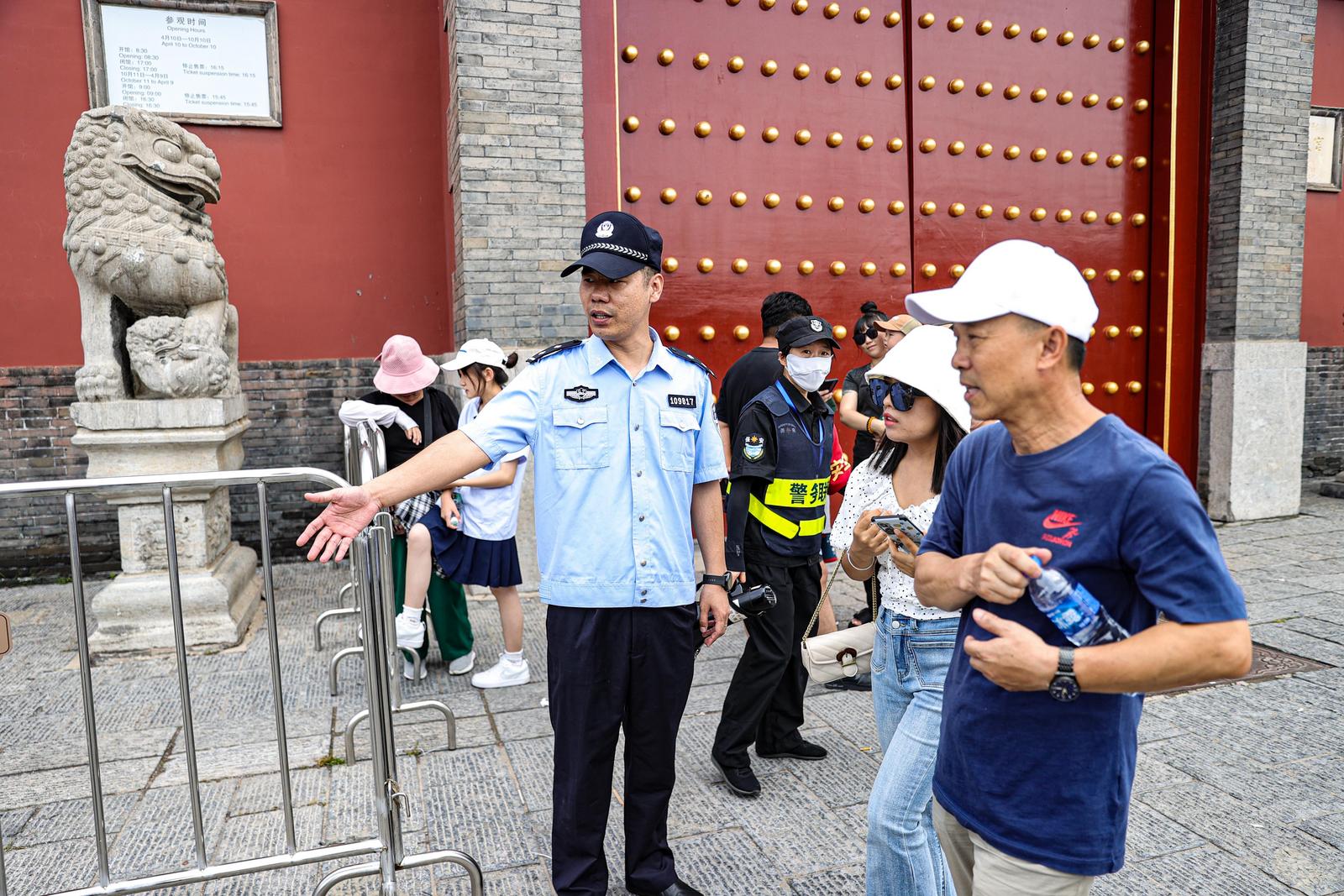 高温下,守护中街火热“烟火气”——来自沈河公安分局皇城派出所执勤岗的近距离观察