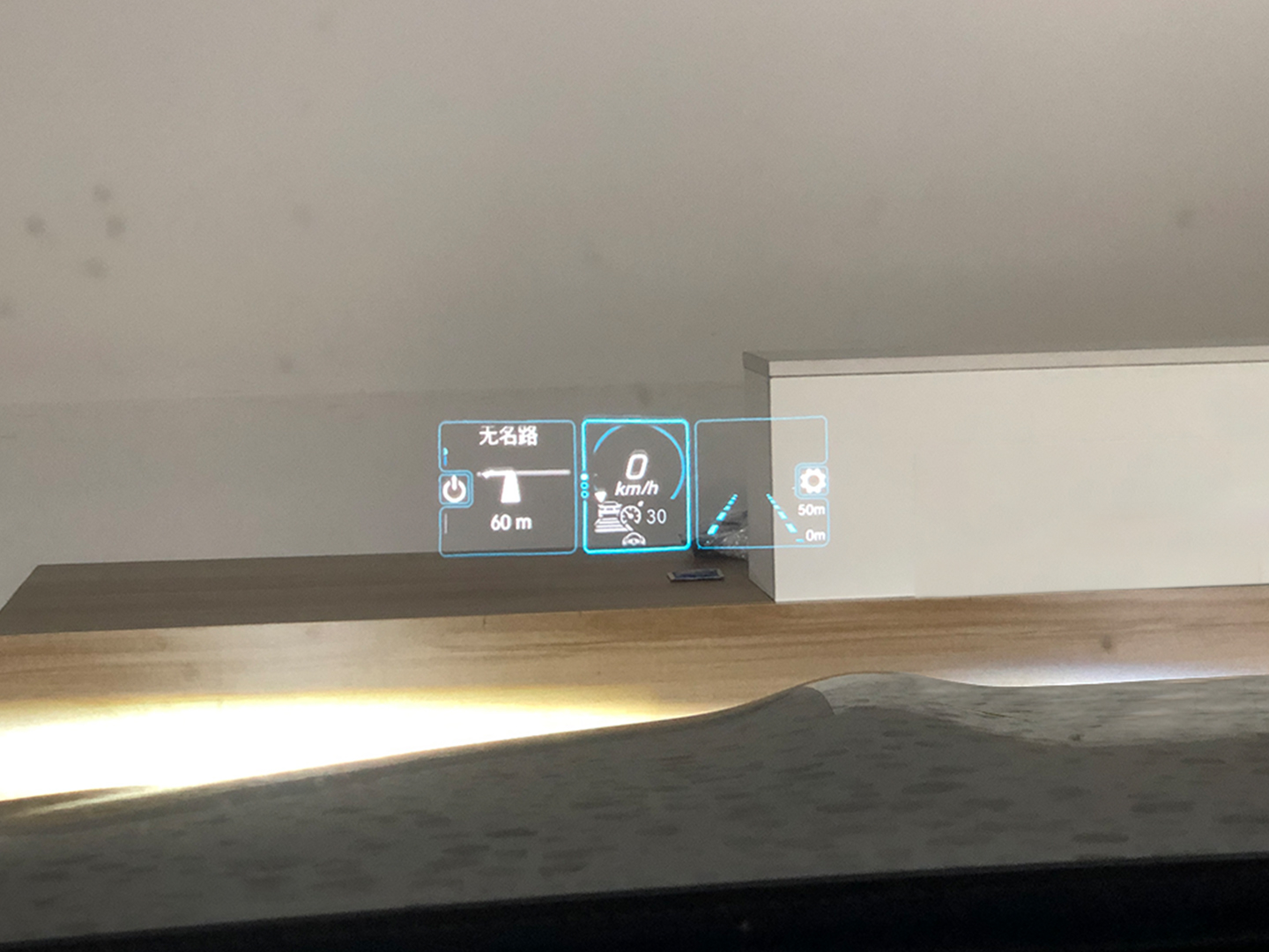 新款奔驰e300l有没有抬头显示,奔驰hud抬头显示能调节高低么