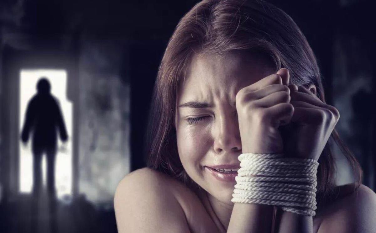 男子强行和女同事发生性关系，中途自动放弃，算不算强奸罪