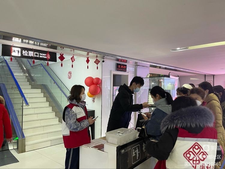 武汉保利华都社区举行“惠民电影大包场”活动,组织居民免费观看《满江红》