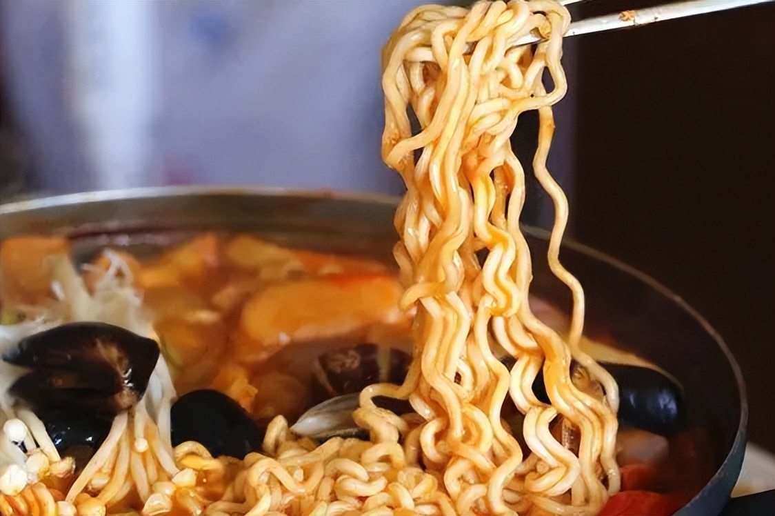 出国乘坐飞机可以带方便面吗,出国方便面可以随身携带吗