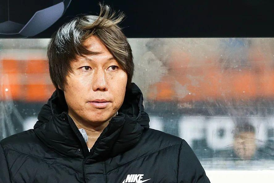 国足内部再出乱子？前国脚被带走后又爆其养小三，月花费足有20万