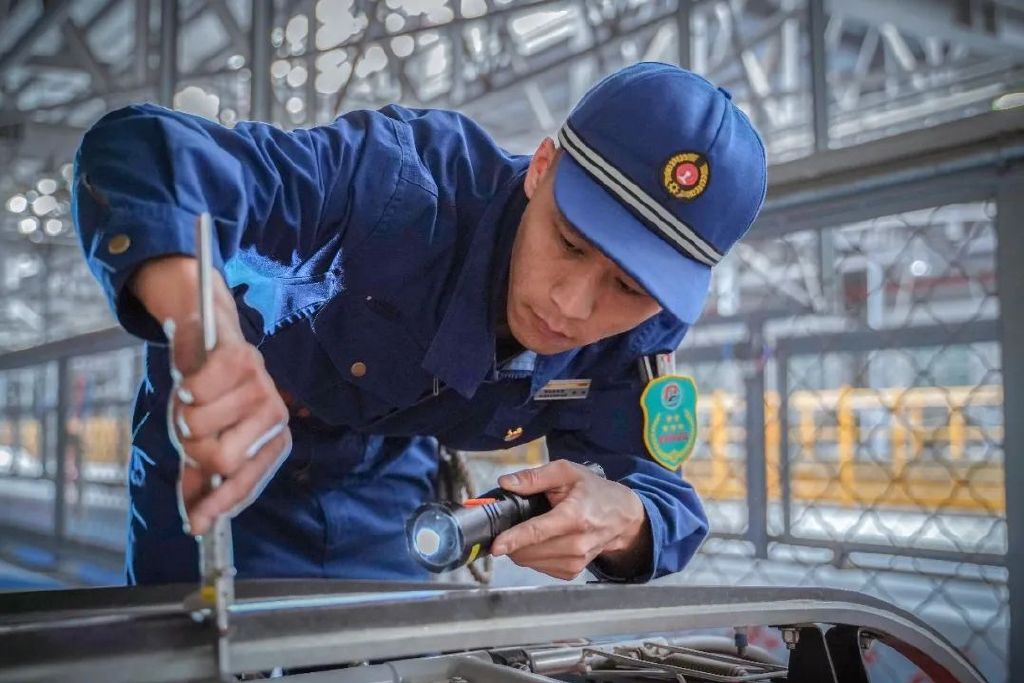 这十年|高铁网交织环扣动车组奔腾竞驰