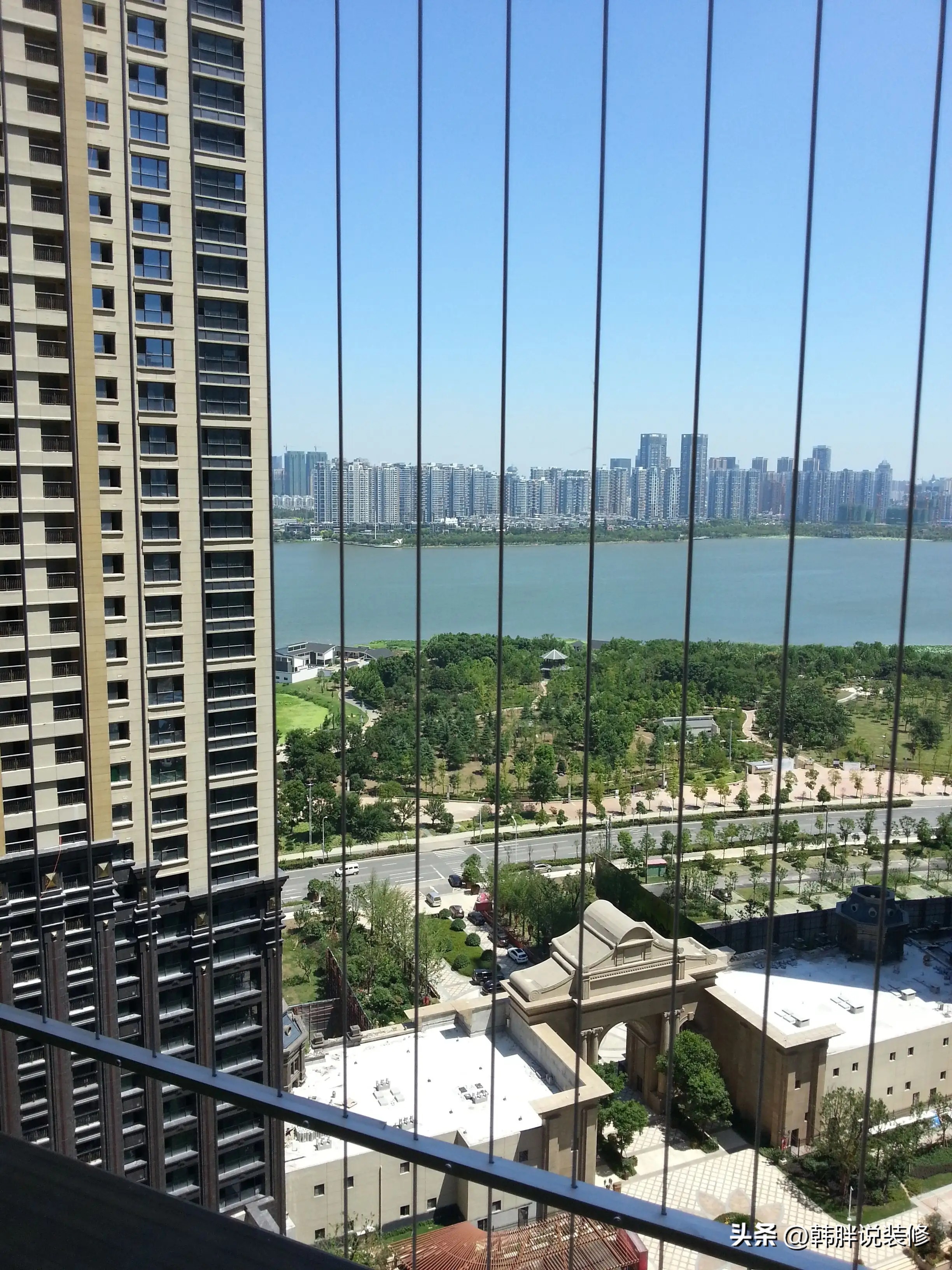 断桥铝门窗推拉款过时了吗,推拉门封阳台对比断桥平开窗