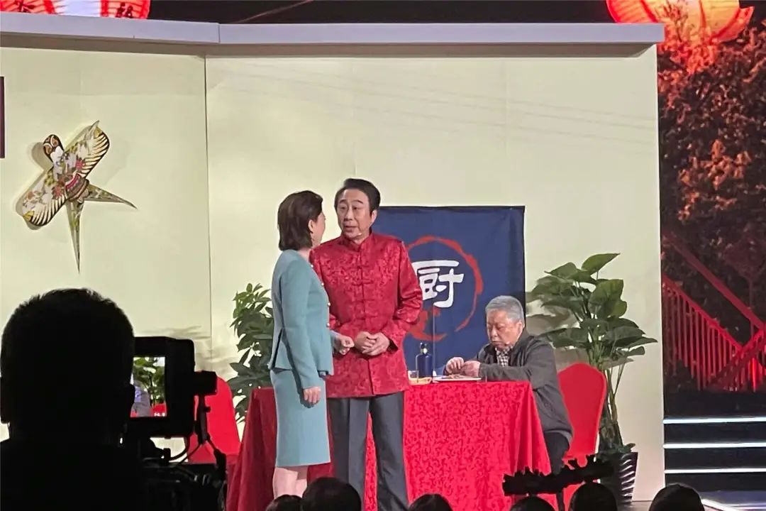 山东春晚路透！53岁周涛气质佳，郭德纲冯巩现身，刘雨昕全家登台