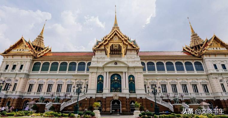 在哥达王朝时期的建筑中,哪些特征体现了该时期独特的空间构成