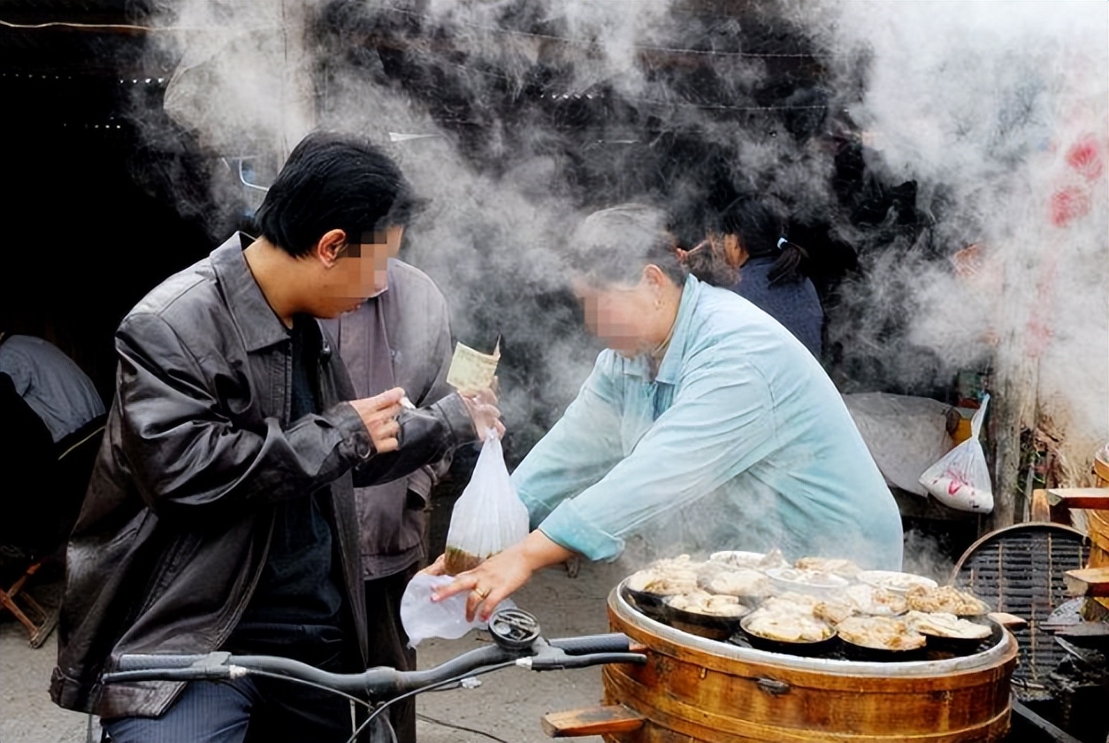 长点心！路边的小摊，都往碗里套个塑料袋，高温热汤直接倒在里面