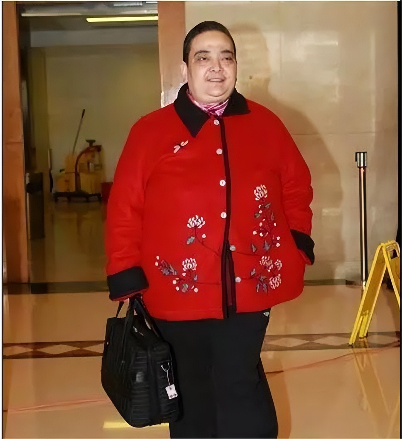 儿女死的死疯的疯,身为澳门第一美人的她,嫁给赌王是一生的错?