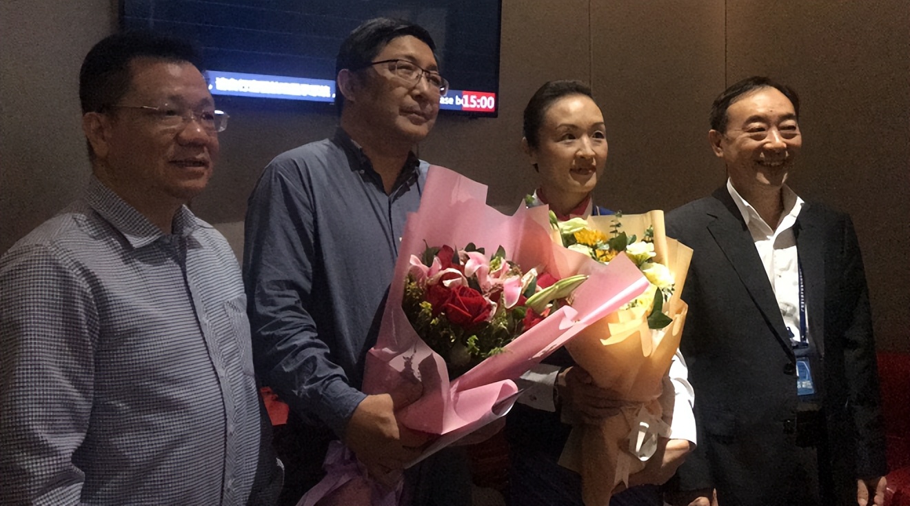 张红医生飞机急救视频,张红医生吸尿救人