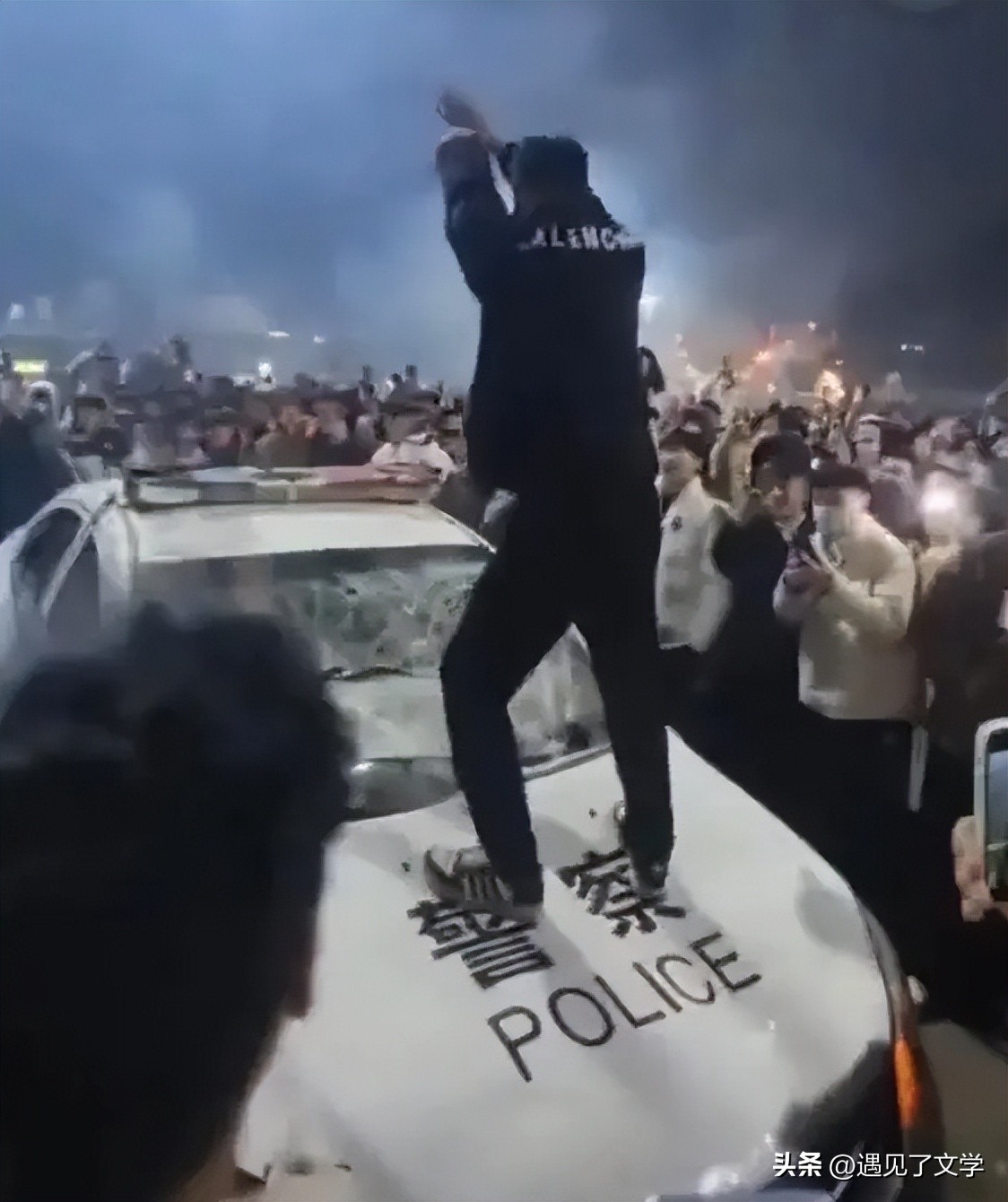 优衣库掀门帘事故,优衣库遭掀帘女子被男童家长骂