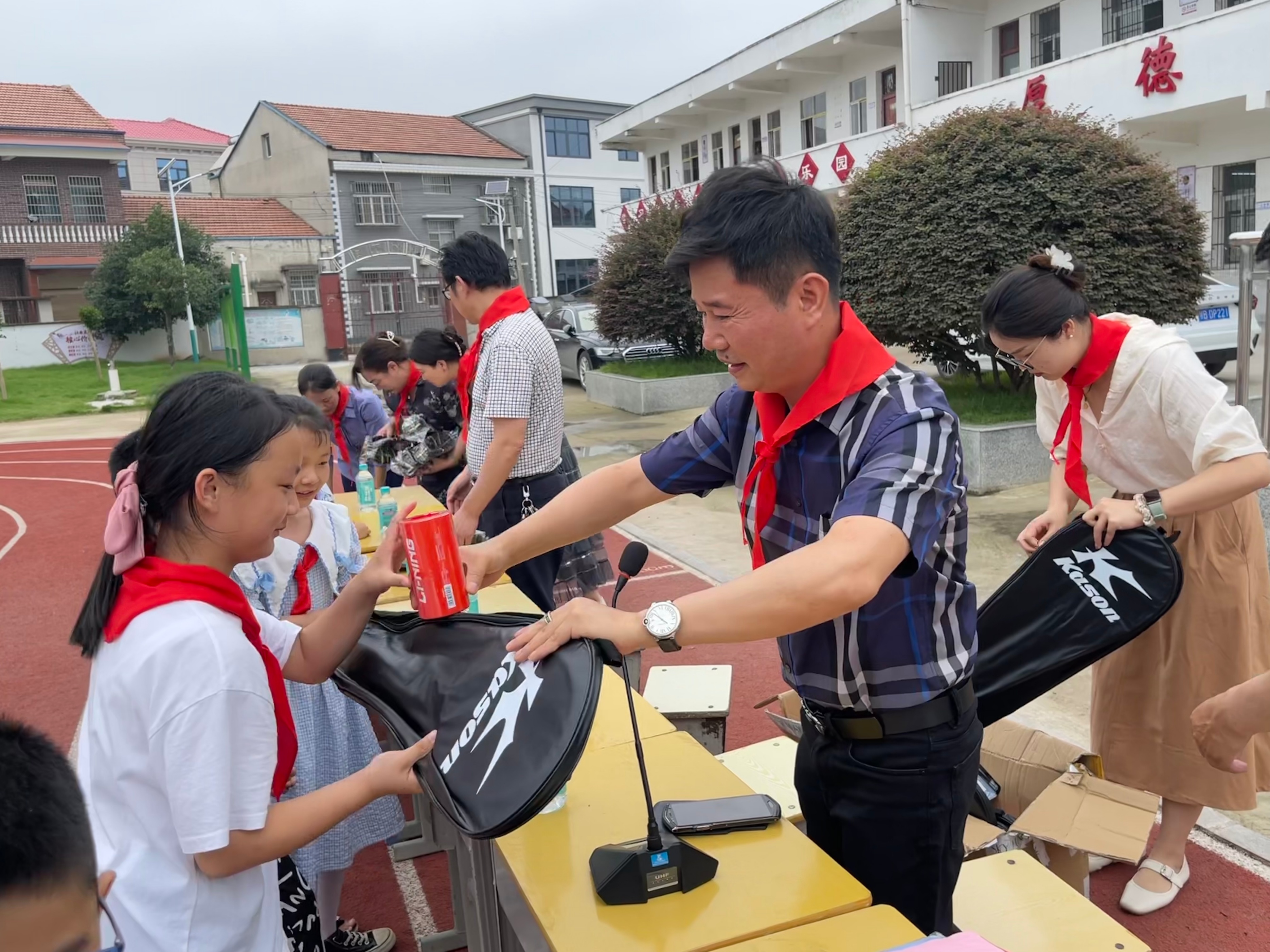 关爱贫困儿童爱心捐赠,关爱老区儿童公益活动