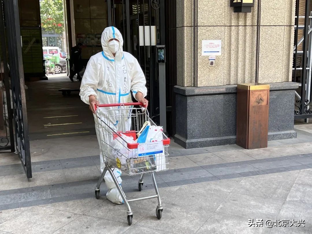 旧宫镇架起“安全亭”护航快递外卖配送最后“100米”