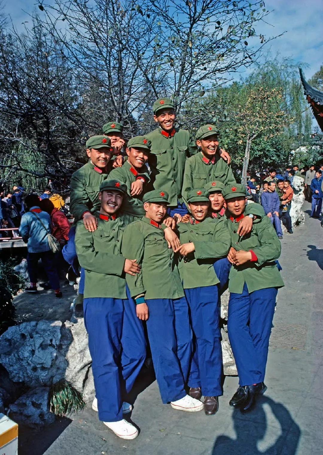 女子穿日军军服拍照被抓,女子身着日本侵华军装露脸