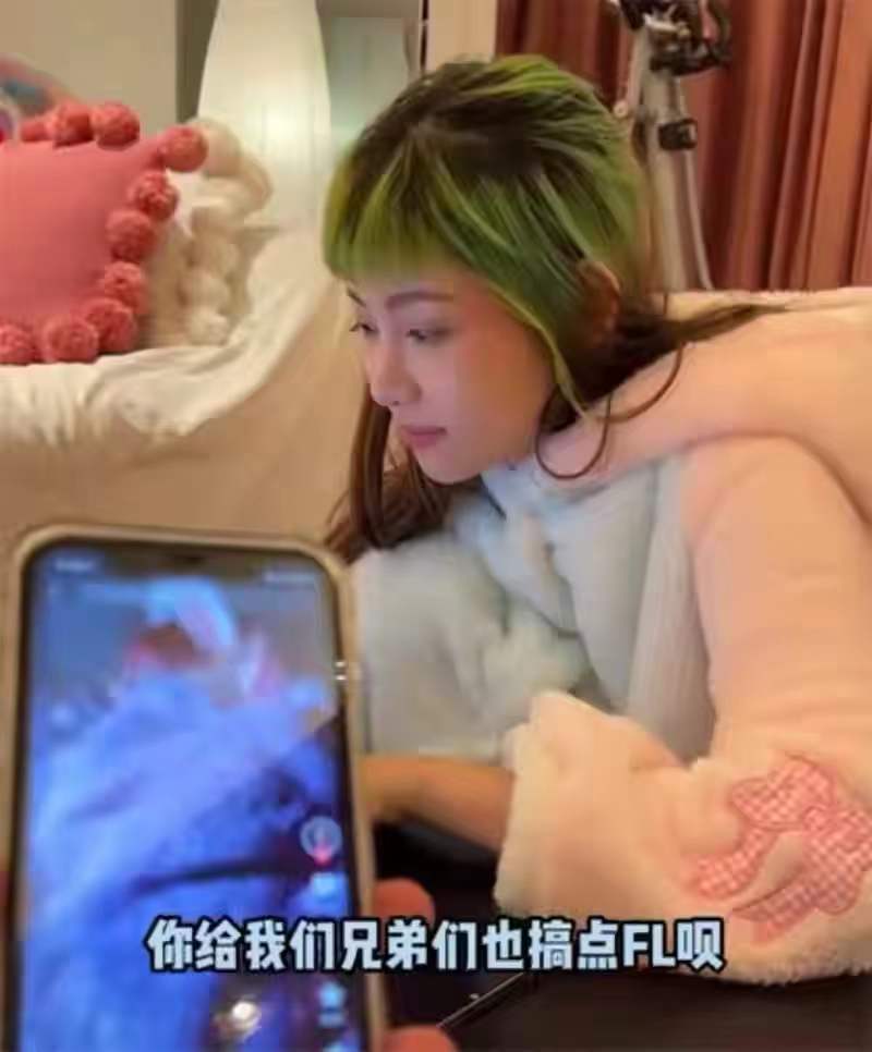 痞幼开启直播首秀，麋鹿装高调亮相？惩罚环节出乎所有人预料