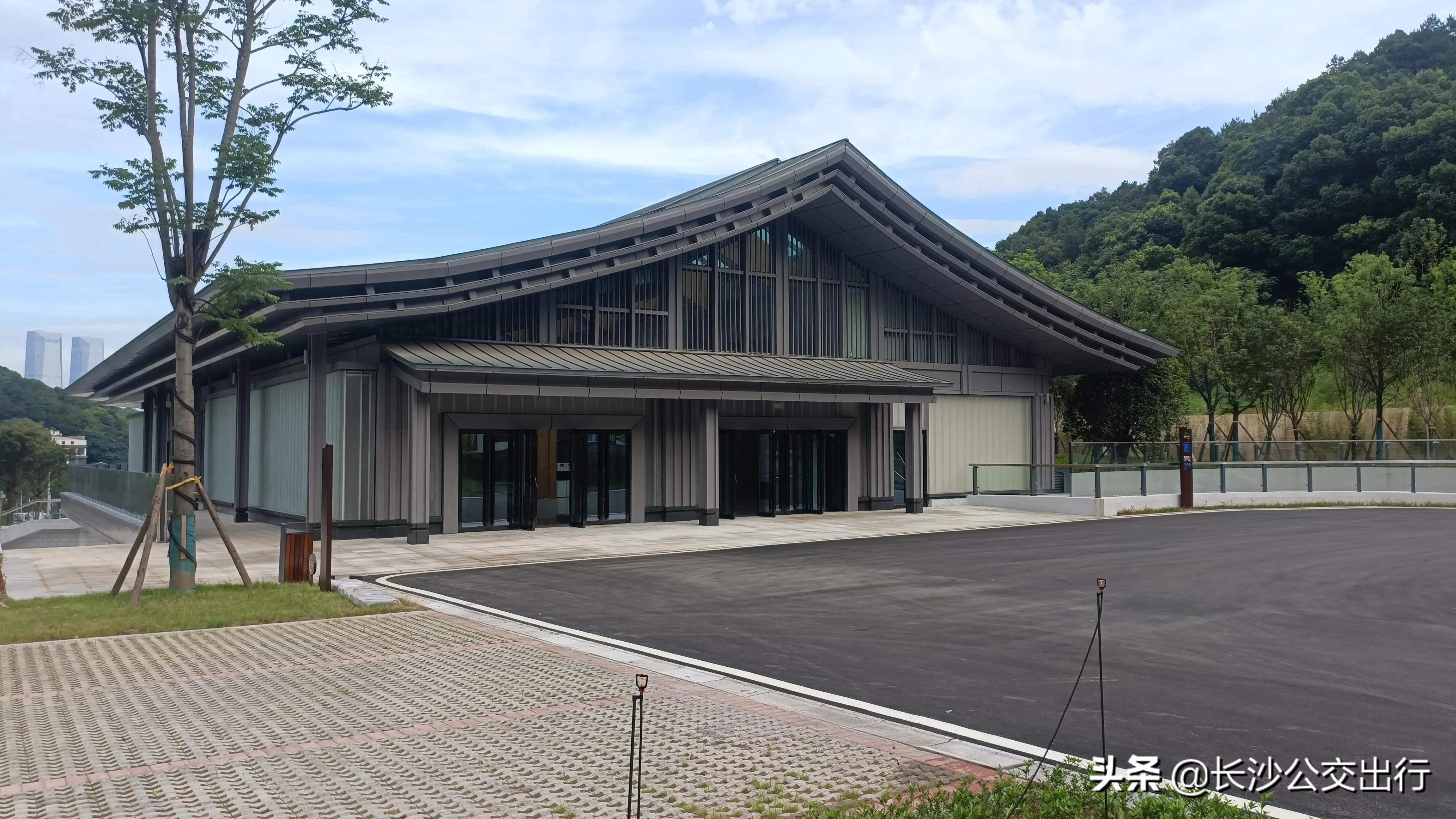 岳麓山从南门爬的攻略,岳麓山东门进南门出旅游攻略