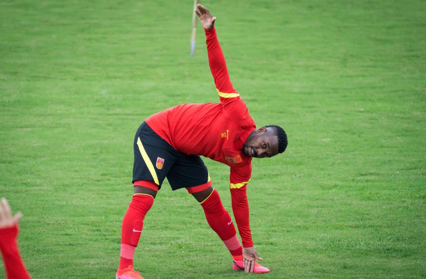 给逼的？归化国脚27岁摆烂有理：李铁+高层都不职业，卡帅曾开喷