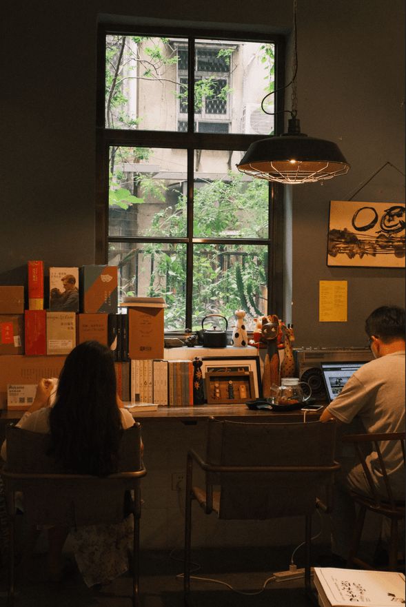 佛山70后老板打造300平书店弧形落地窗美翻了