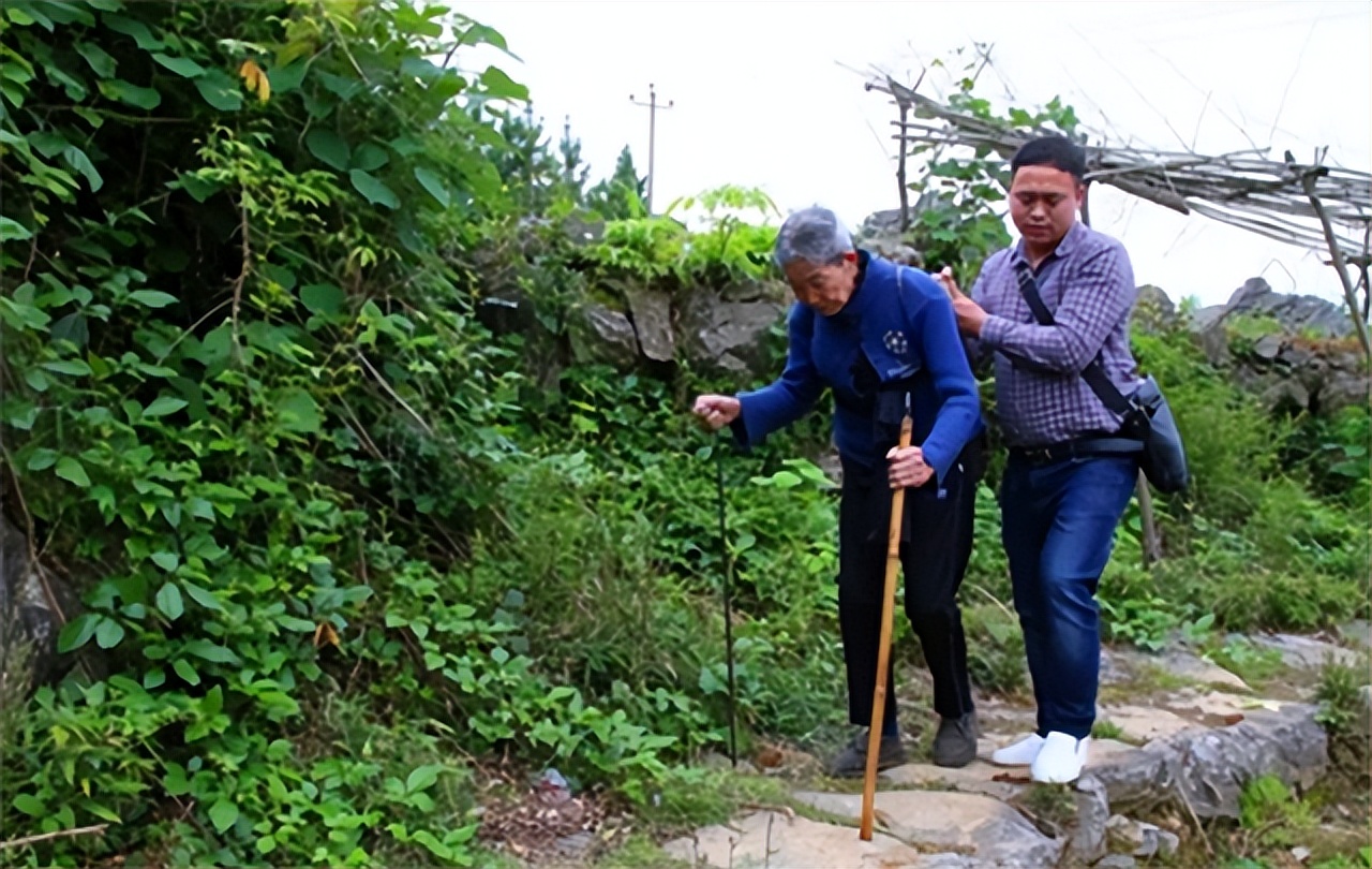 老人修建深山活人墓,94岁老头自建活人墓