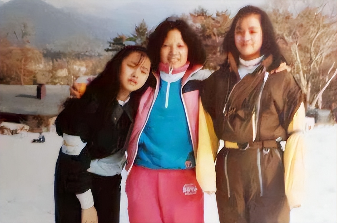 才女伊能静，童年坎坷：被父抛弃、“狗链”栓脖又被逼吃“狗粮”