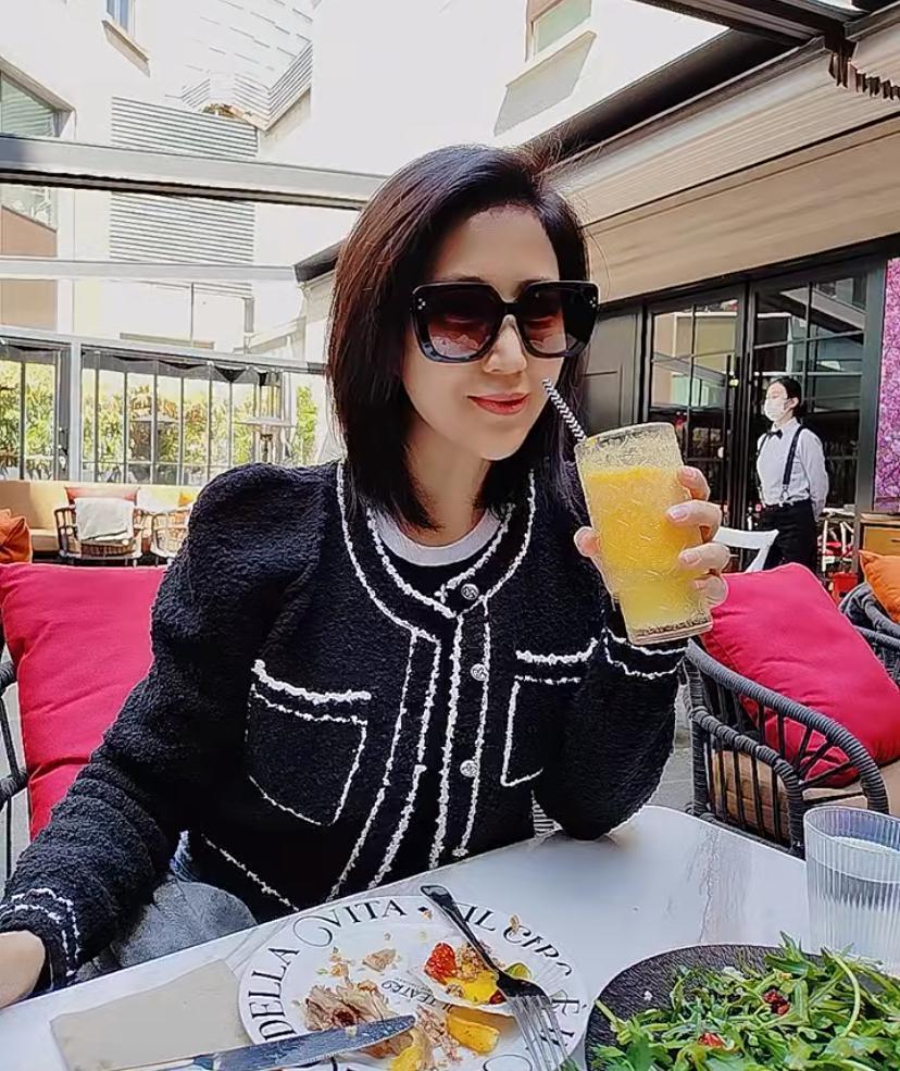 陆毅和鲍蕾是不是模范夫妻,陆毅送鲍蕾指甲和智齿当定情信物