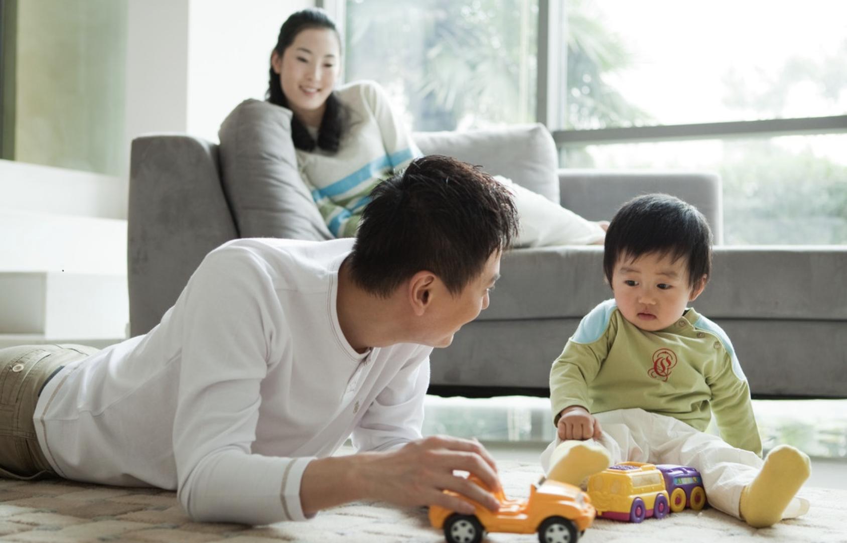 男孩被妈妈带进女厕所，趴地挨个偷看隐私部位，为何家长性无知？