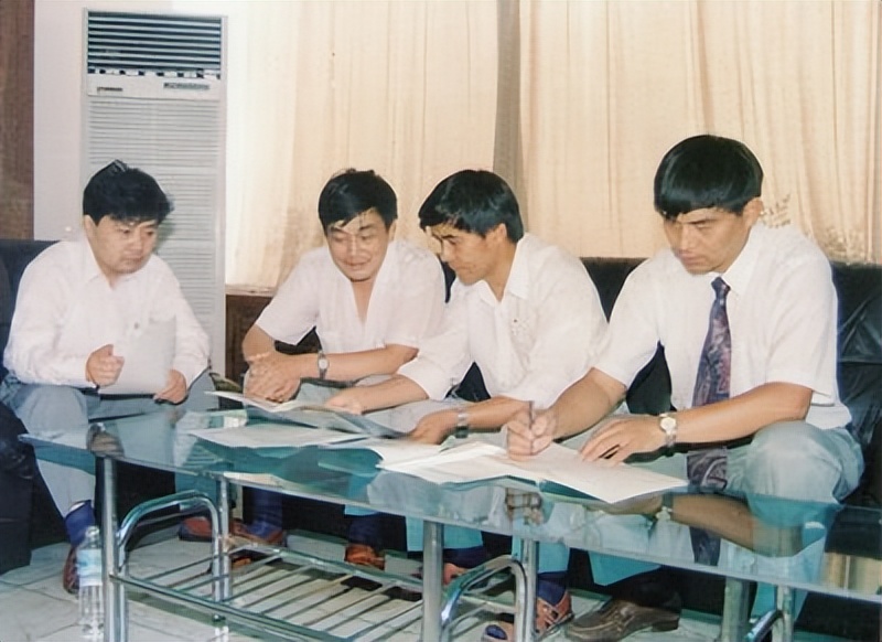 贫困夫妻养出四个亿万富翁，四兄弟共造商业帝国，却历经两次分家