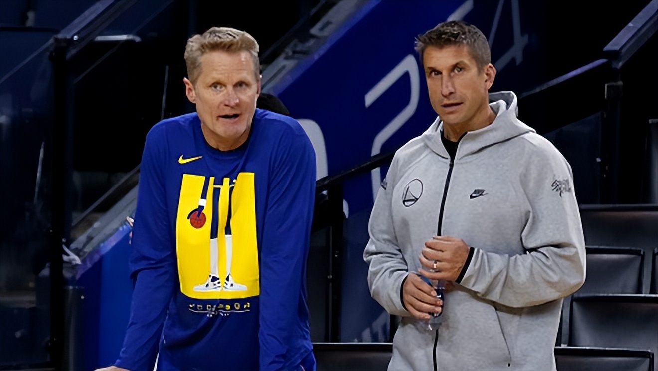 勇士汤普森夺冠游行演讲完整视频,勇士夺冠库里拥抱克莱