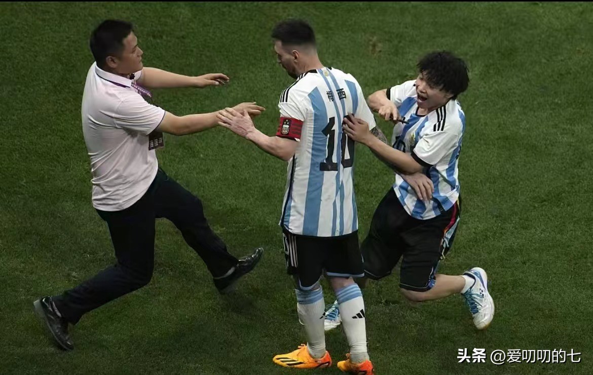 一跳成名抱梅西的小伙,跑球场拥抱梅西的小伙子