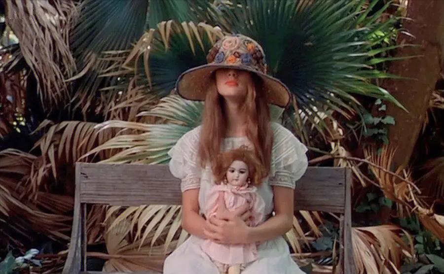 10岁全裸出镜，20岁声称自己仍是处女，“美国舒淇”的裸照风波