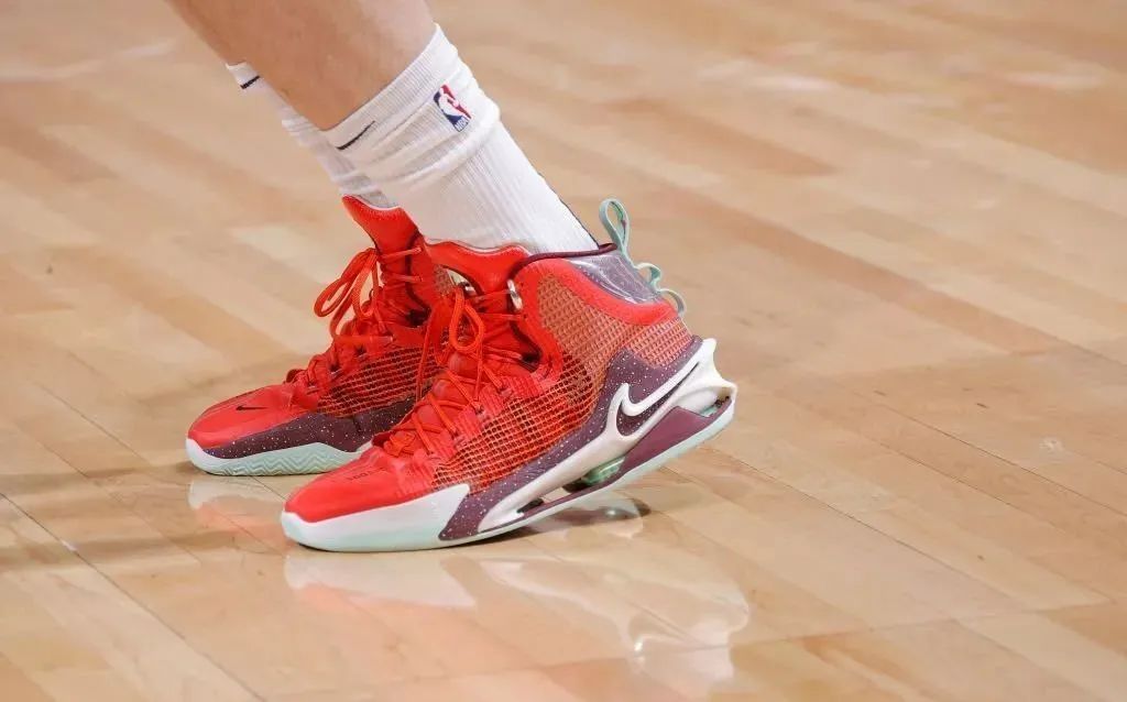 NBA球员上脚：德罗赞穿Kobe1，库里的Curry4有意思