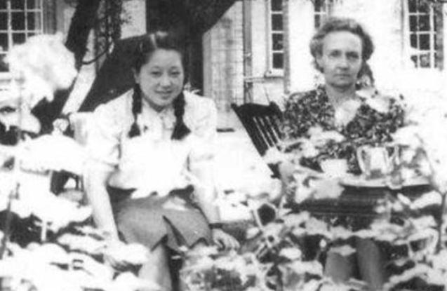 居里夫人何泽慧简历,何泽慧与居里夫人合影照片