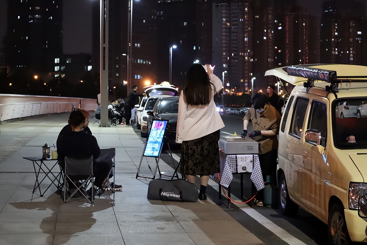 河南郑州现后备箱集市,郑州街头的后备箱集市