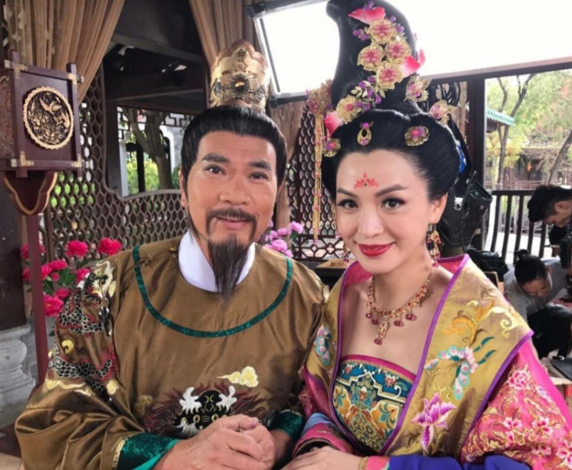 72岁港星李龙基：与小36岁女友结婚，财产全给女友，前妻儿无份