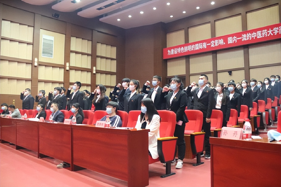 龙中医举办2021年度“青马工程”大学生骨干培训班结业仪式