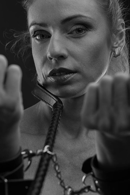 丧心病狂！！美国夫妇收养湖南女孩当奴隶，用狗链拴地牢14年